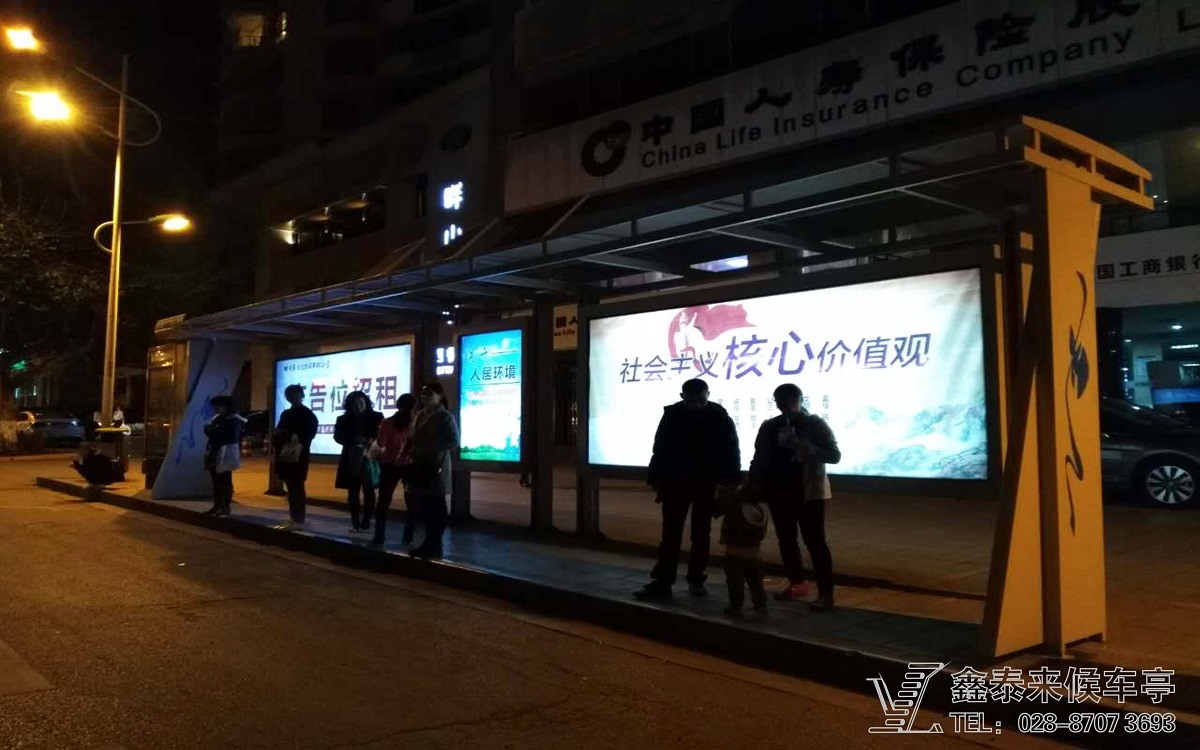 云南省曲靖市太阳能公交站台修建完成投入使用