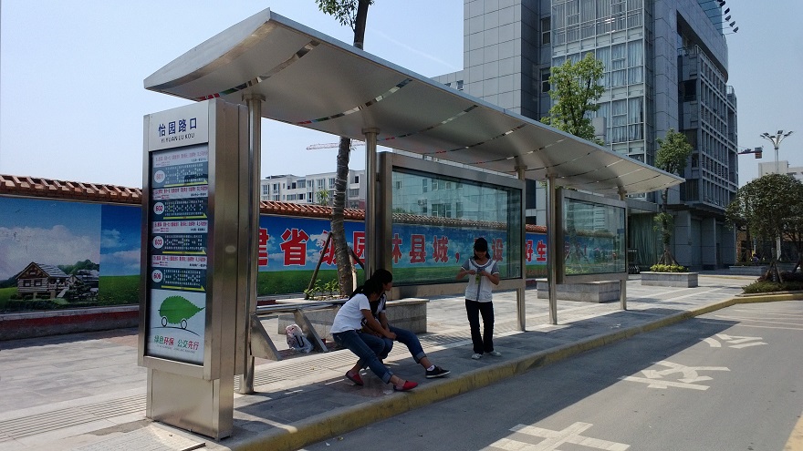 四川省泸州市泸县不锈钢公交站台修建完成