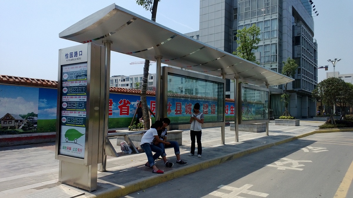 四川省泸县不锈钢公交站台修建完工