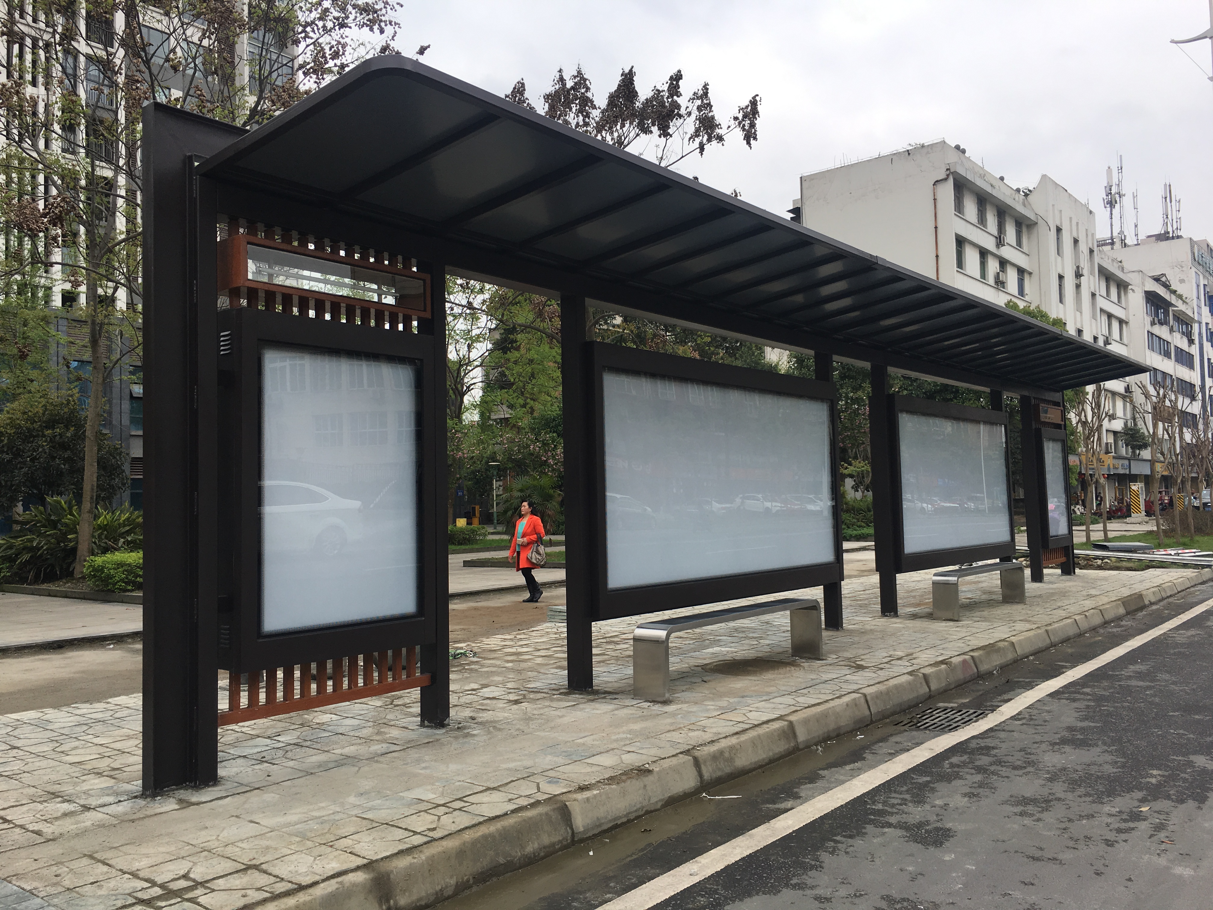 【鑫泰来候车亭】温江区智慧城市公交站台和电子站牌改造完成