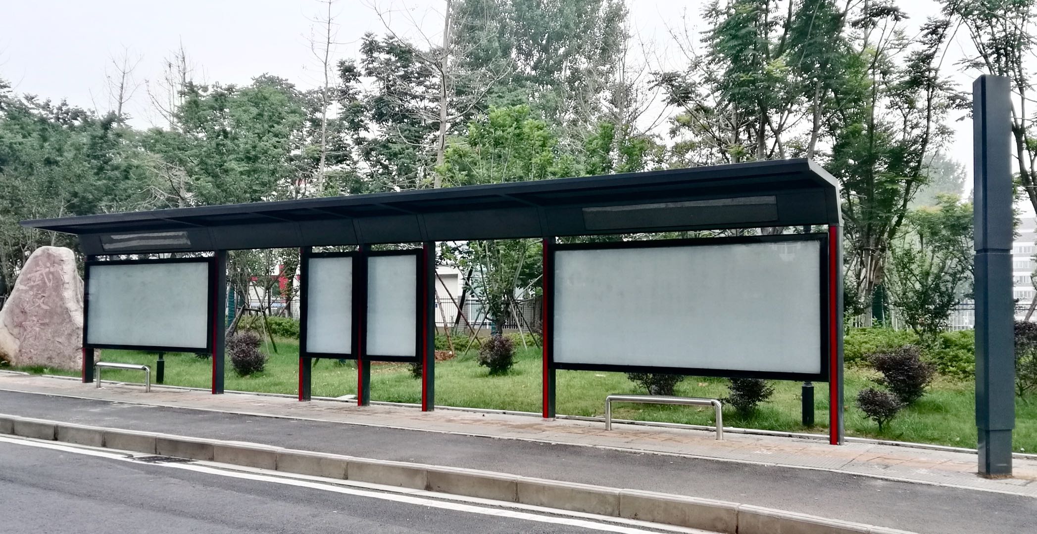 湖北省武汉市公交候车亭修建完成
